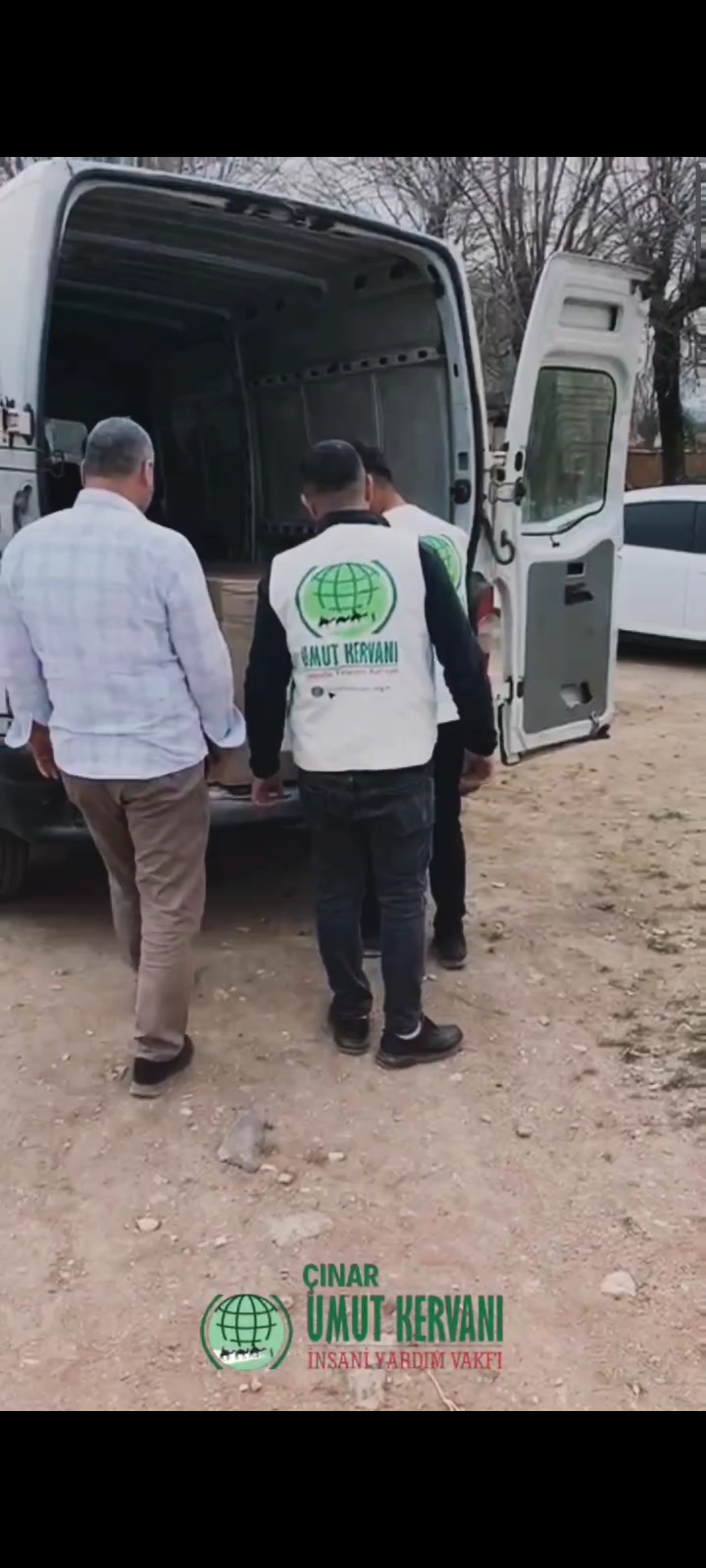 Umut Kervanı Çınar'dan evi yanan aileye yardım