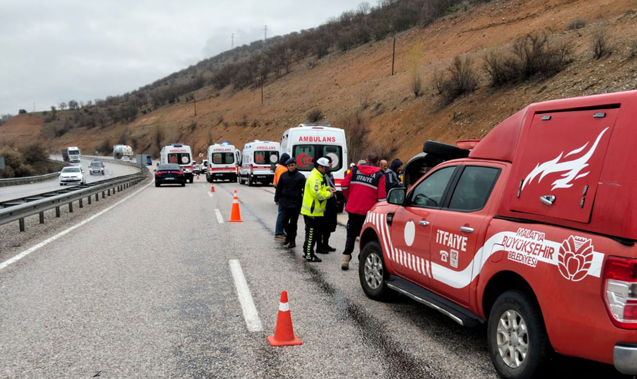 malatya-adiyaman-yolu-sucati-mevkiinde-yolcu-minibusu-devrildi-5-yarali-02.jpg
