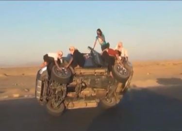 Gençler yan giden arabanın lastiklerini değiştirdi