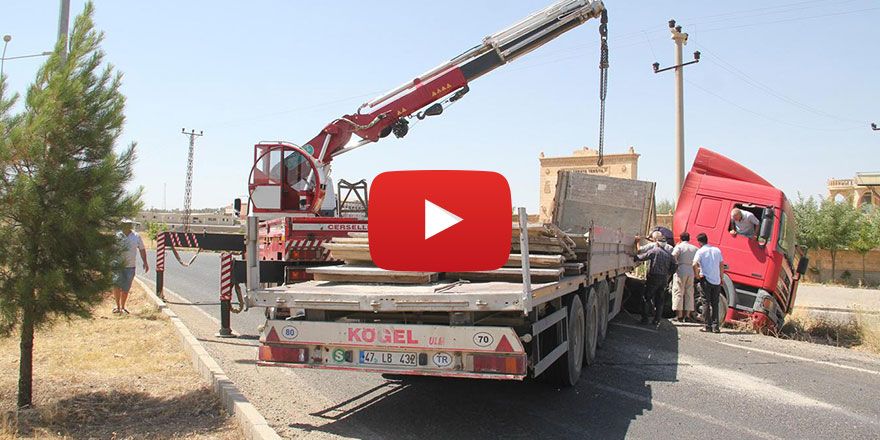 Mardin Midyat'ta virajı alamayan TIR kaza yaptı