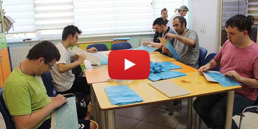 Belediyenin galoşlarını engelli gençler üretiyor